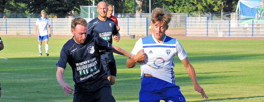 Aufsteiger TSG Calbe um Alexander Voigt (l.) eröffnet die neue Landesliga-Saison mit einem Derby gegen den SV 09 Staßfurt. Mit reichlich Vorfreude blicken sowohl die Calbenser als auch die Bodestädter auf die Partie.