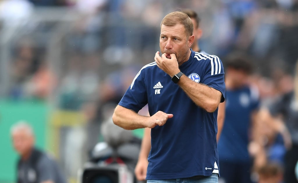 Schalke-Trainer Frank Kramer trifft mit seinem Team auf den VfL Wolfsburg.