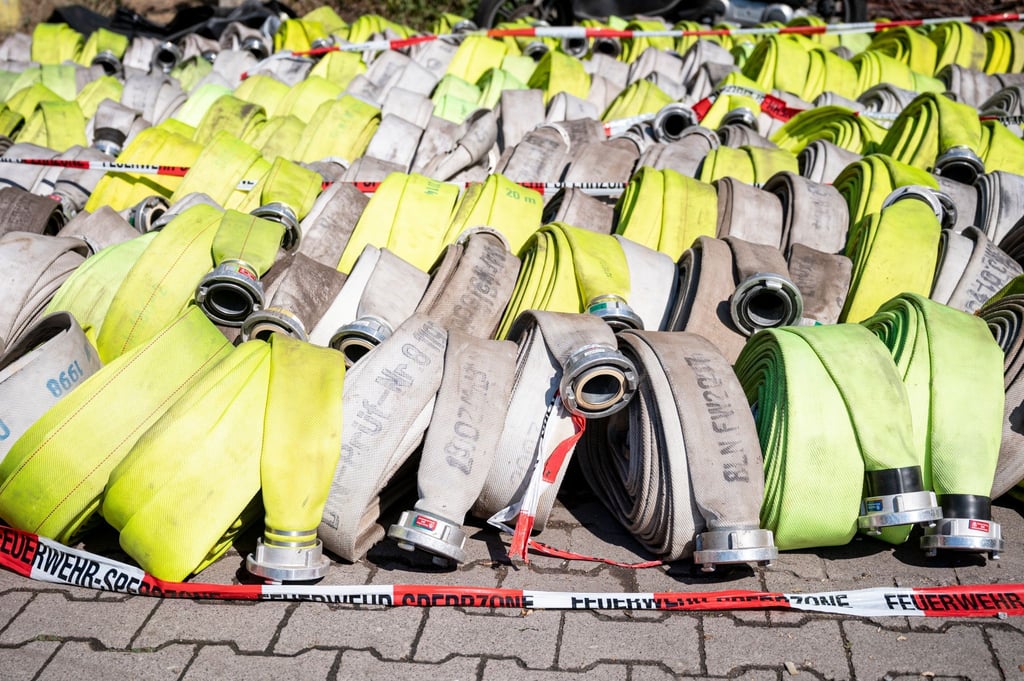 Aufgerollte Feuerwehrschläuche der Feuerwehr Berlin in der Nähe des Sperrgebiets um die Brandstelle am Sprengplatz der Berliner Polizei. Am 04.08.2022 war dort ein Feuer ausgebrochen.
