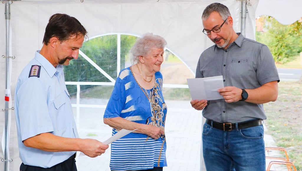 Seit 50 Jahren gehört Christa Arndt der Freiwilligen Feuerwehr Löben an. In der Jahreshauptversammlung wird das von Annaburgs Bürgermeister Stefan Schmidt und Ortswehrleiter Patrick Ermisch besonders gewürdigt.