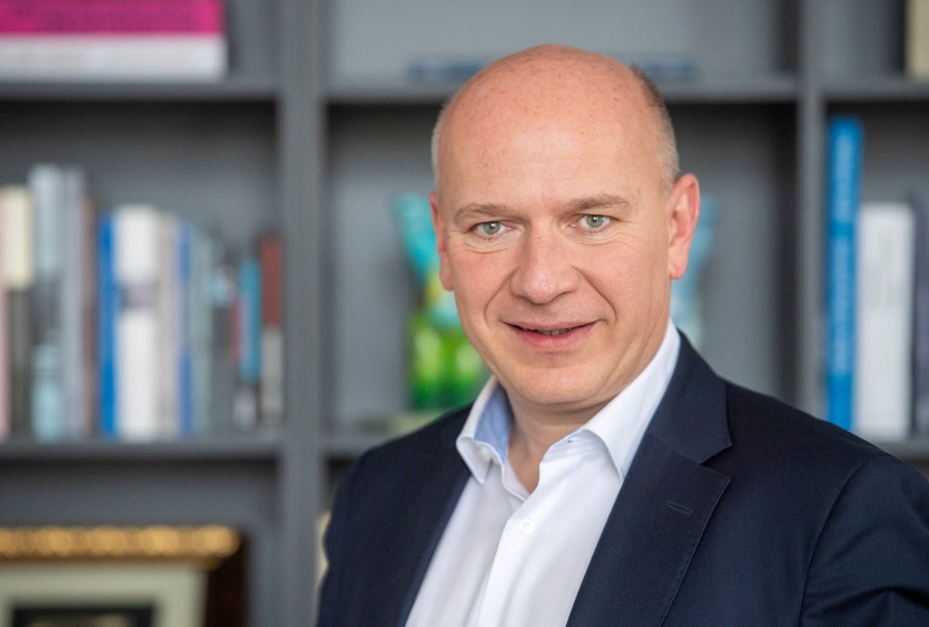 Kai Wegner, CDU-Fraktionsvorsitzender im Abgeordnetenhaus Berlin, steht vor seinem Büro.