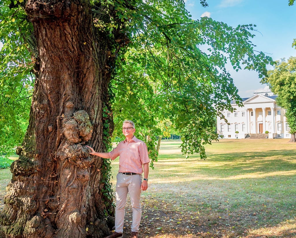 Michael Keller mit einer der alten Linden im Schlosspark Wörlitz.