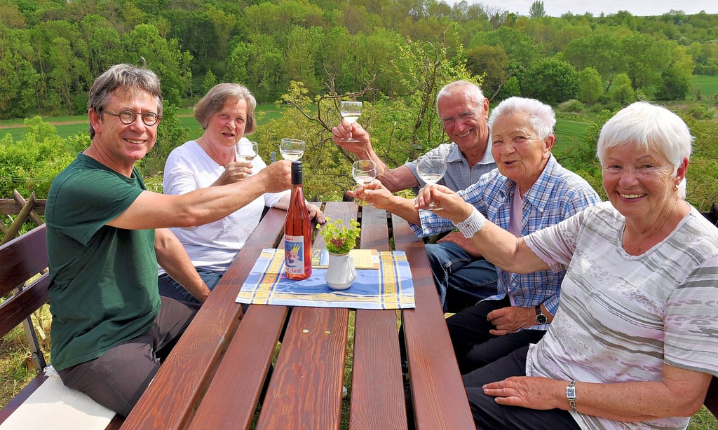 Zum Wohl: Hobby-Winzer Thomas Neie (links) stößt auf seinem Weinberg mit Wanderfreunden aus Eisleben an.