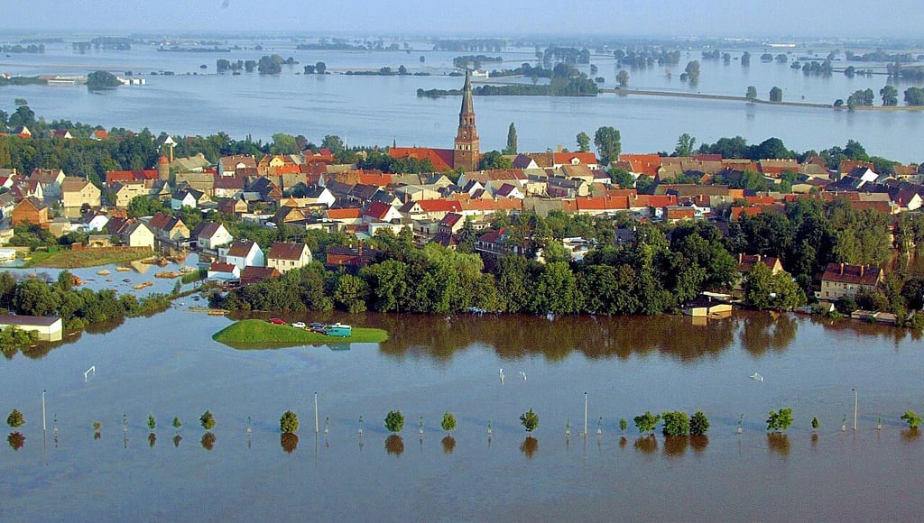 Die gesamte Stadt Prettin wird nach dem Dammbruch vom 18. August 2002 überflutet. Nur Kirche und Rathaus stehen wie auf einer Insel.