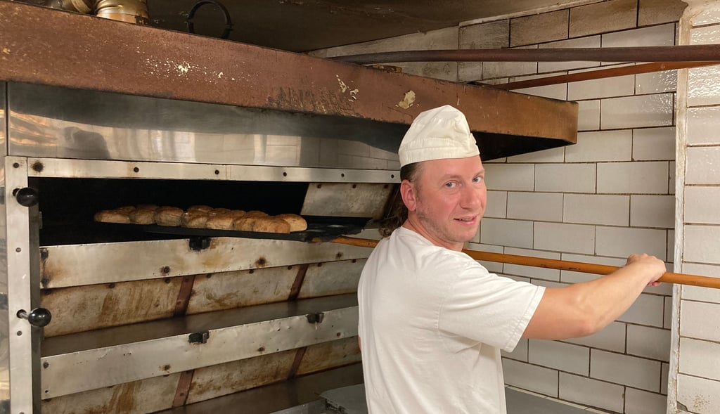 Die Kürbiskernbrötchen sind fertig: Der Backofen ist der größte Stromschlucker in der Traditionsbäckerei von Tobias Neubauer. Der Bäckermeister führt den 1921 gegründeten Betrieb in vierter Generation.