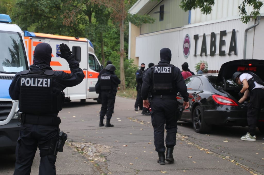 Großeinsatz der Polizei am Bruchsee in Halle-Neustadt.