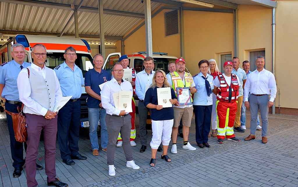 Insgesamt acht Organisationen wurden von Landrat Andy Grabner (rechts) mit Zuwendungsbescheiden bedacht.