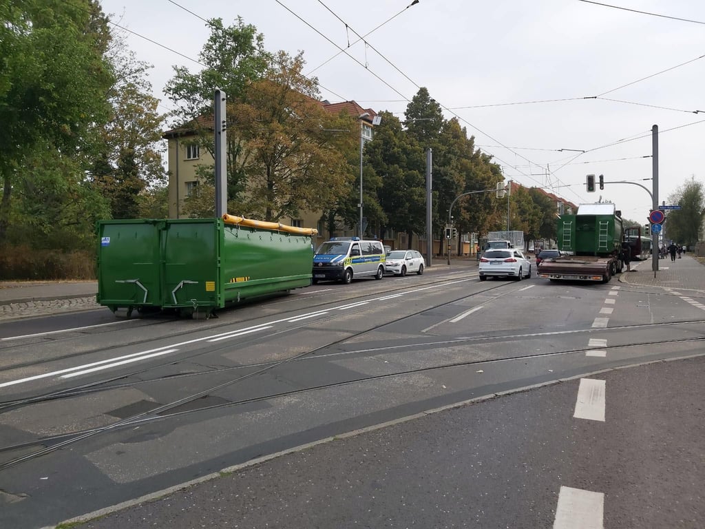 Wie lange die Bergung des Containers andauern wird, konnte vor Ort nicht gesagt werden.