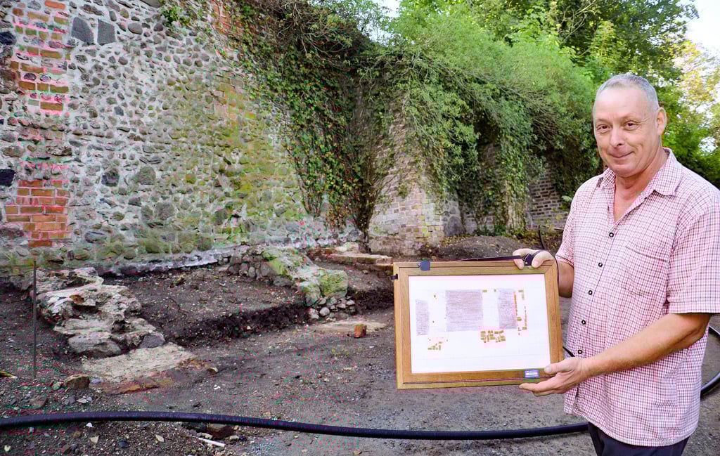 Im Zuge des grundhaften Ausbaus des Zerbster Gartenweges wurden an der Stadtmauer die Fundamente eines längst abgerissenen Wiekhauses freigelegt.