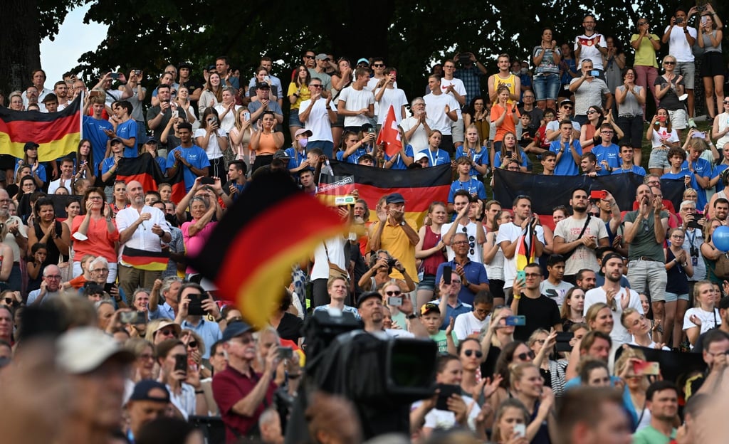 Die Fans der Leichtathletik feiern bei der Siegerehrung die Athleten.