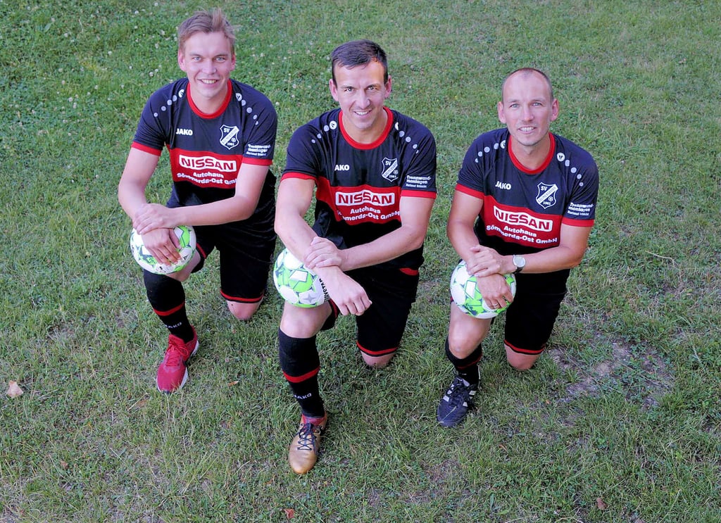 Die Fußball-Brüder Stephan, Albert und Martin Reinicke (von links) sind seit dieser Saison beim Baumersrodaer SV vereint. Auch ihr ältester Bruder Bernhard steht auf der Mannschaftsliste des Kreisoberliga-Aufsteigers.
