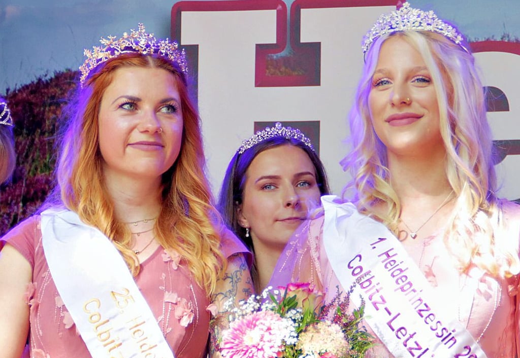 Die 26. Heidekönigin Madlen I. und die erste Prinzessin der Heide, NinaI. (rechts) bei der Krönung auf dem Heidefest.