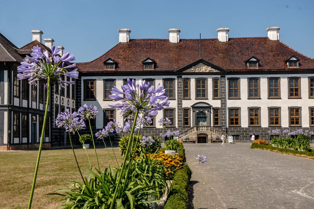 Im Schloss von Oranienbaum werden zu ausgewählten Zeiten auch Paare standesamtlich getraut. Hauptsächlich finden Eheschließungen aber in den Rathäusern von Wörlitz und Oranienbaum statt.