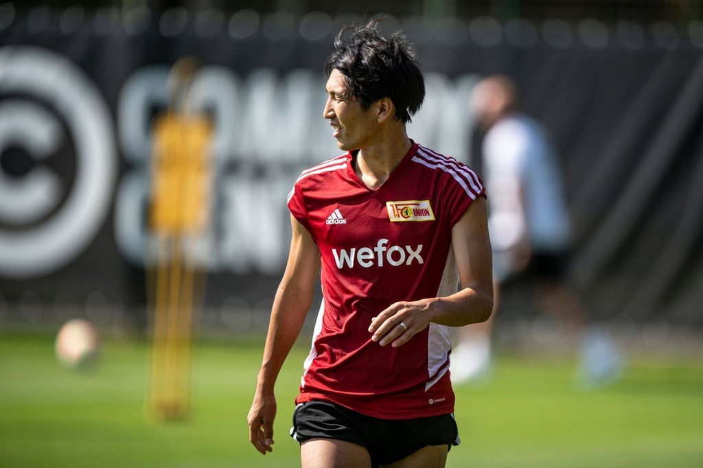Genki Haraguchi geht während des Trainings des 1. FC Union über den Platz.