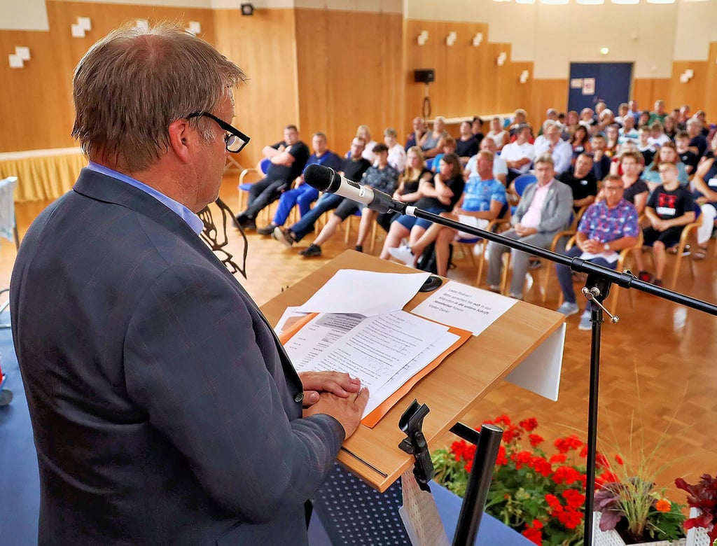Geschäftsführer Markus Feußner begrüßte die neuen Azubis für das kommende Lehrjahr.