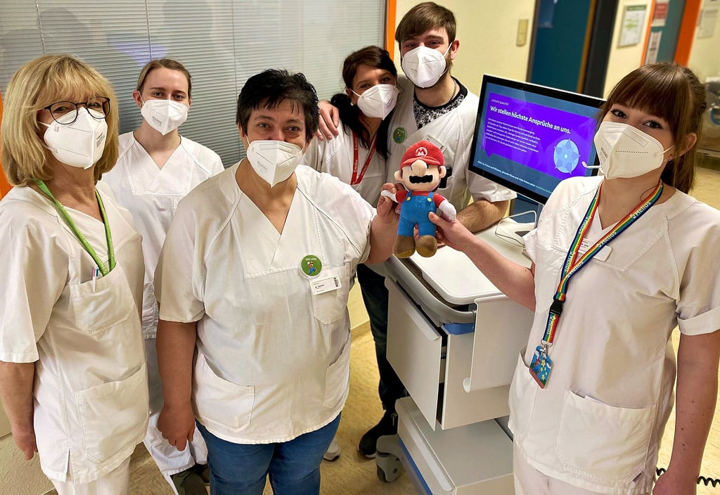 Die Station drei bei der Helios Klinik im Landkreis Börde. Dort wurde komplett auf die digitale Krankenakte umgestellt – ein „Level up“, wie es Spieleheld Super Mario nennen würde.