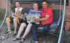 Tim, Silke und Thomas Aschenbrenner genießen mit ihren Katzen das Landleben in Tucheim auf dem Anwesen einer einstigen Wassermühle.