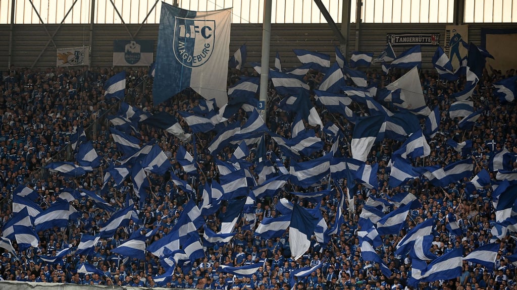 Die Fans des 1. FC Magdeburg wollen der Familien von Jasmine (11) den Kauf einer Spenderniere ermöglichen.