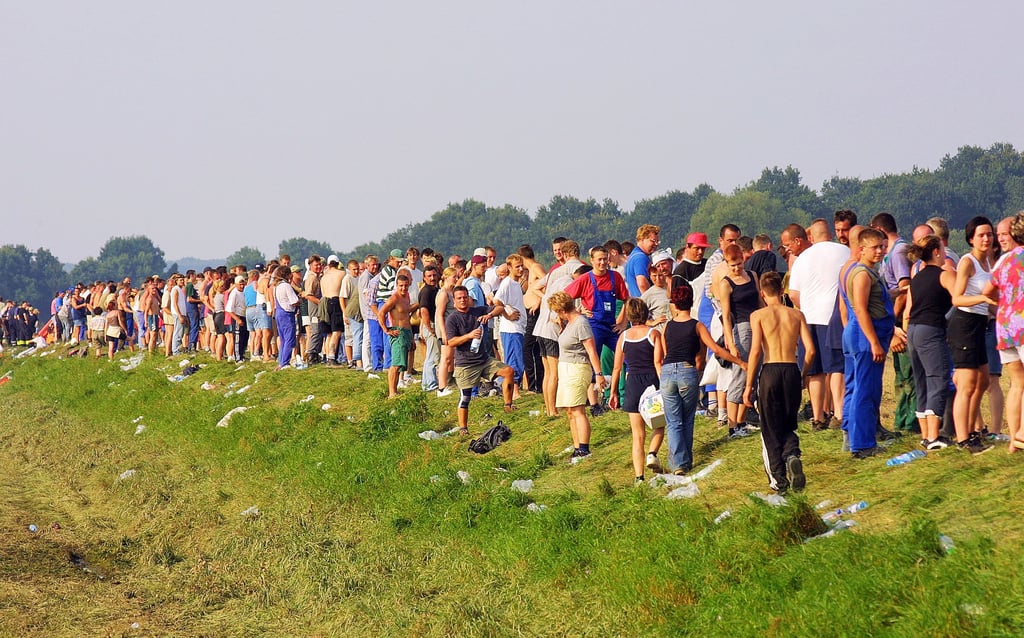 Schwerstarbeit am Deich: Rund 1.000 Helfer sind bei Priorau im Einsatz, um den Muldedeich mit Sandsäcken zu stabilisieren.