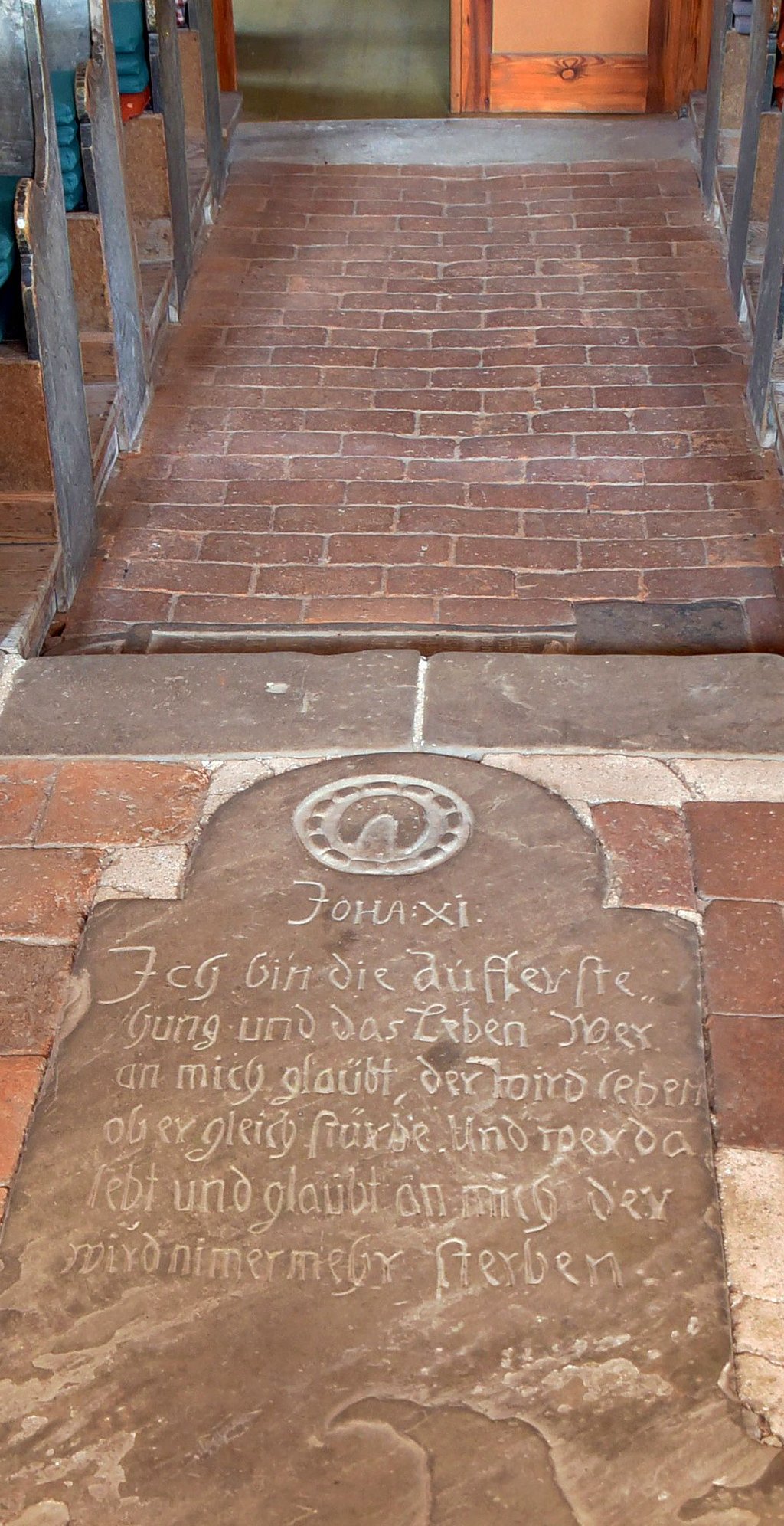Hufeisen nach unten: Geheimnisvoller „Unglücksgrabstein“ im Fußboden der Zuchauer Kirche.