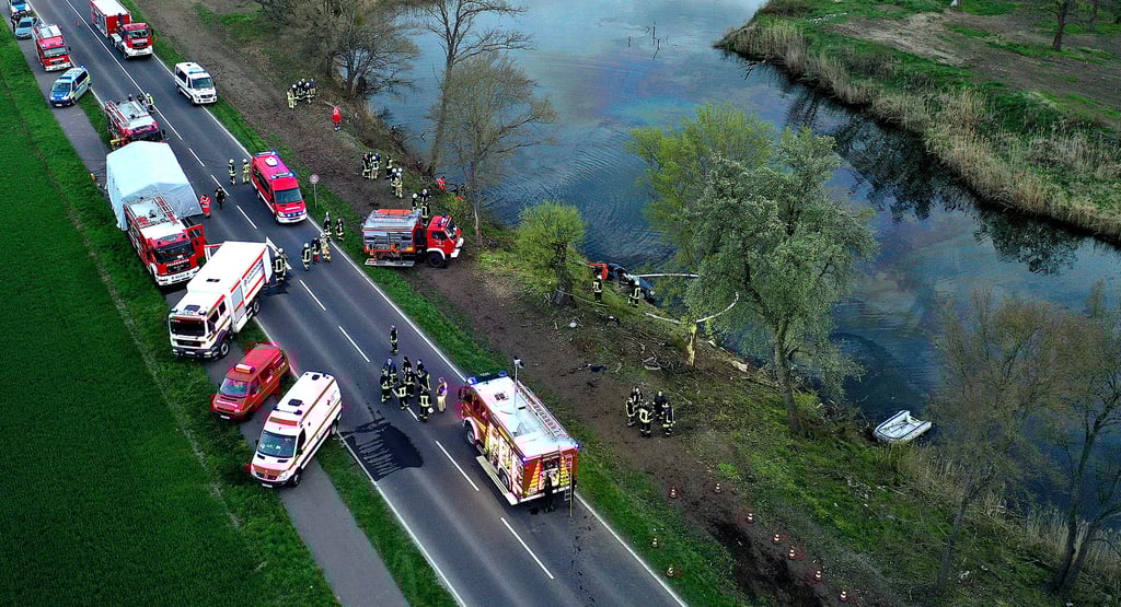 Bei einem schweren Unfall am 24. April 2021 auf der Bundesstraße bei Alte Fähre nahe Plötzky verunglückte ein 44-jähriger Mann tödlich. Mehr als 80 Einsatzkräfte von Polizei, Feuerwehr und Rettungsdiensten waren damals vor Ort. Am Landgericht Magdeburg soll ein Berufungsprozess klären, wer Schuld an dem Unfall hat. Das Amtsgericht Schönebeck hatte im Januar einen 79-jährigen Rentner schuldig gesprochen und in wegen fahrlässiger Tötung und Fahrerflucht zu einer Geldstrafe verurteilt. Das Urteil soll nun vom Landgericht überprüft werden.