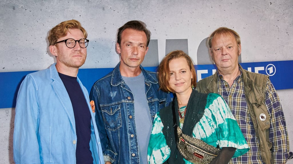 Die Schauspieler Klaudiusz Kaufmann (l-r), Lucas Gregorowicz, Maria Simon und Fritz Roth stellen „Polizeiruf 110: Heimatliebe“ in Berlin vor.
