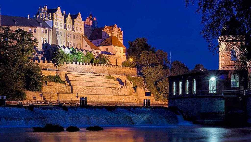 Auf ein in der Dunkelheit beleuchtetes Schloss müssen die Bernburger auch im kommenden Energiespar-Winter wohl nicht verzichten.