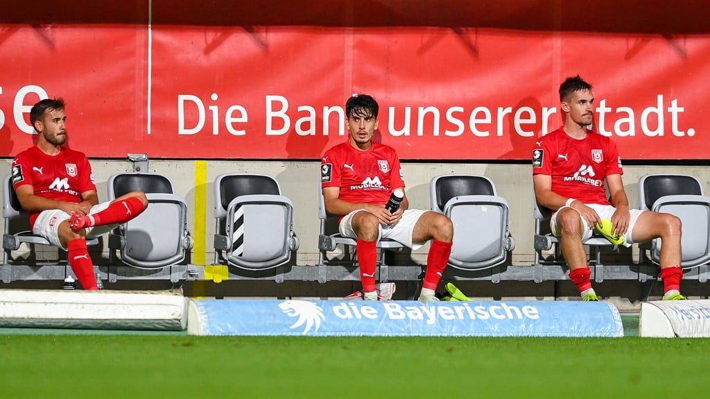 Halles Timur Gayret verfolgt Münchens Yannick Deichmann.