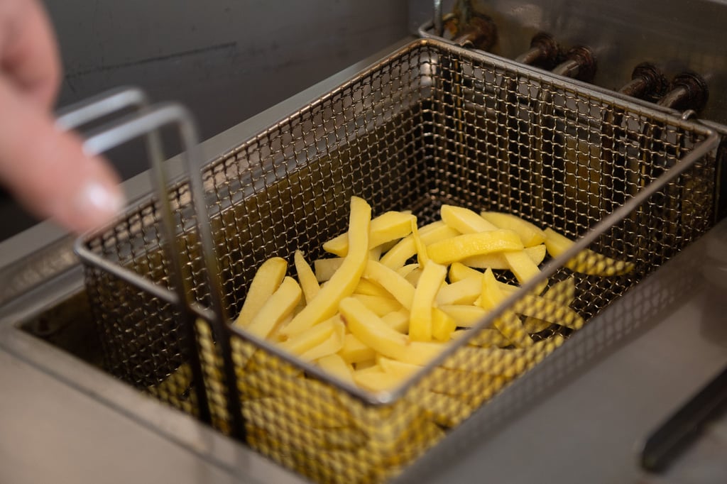 Ein Foto aus einem Ikea, das in seinem Restaurant künftig keine Pommes Frites mehr anbieten will, hat in sozialen Netzwerken für Diskussionsstoff gesorgt.
