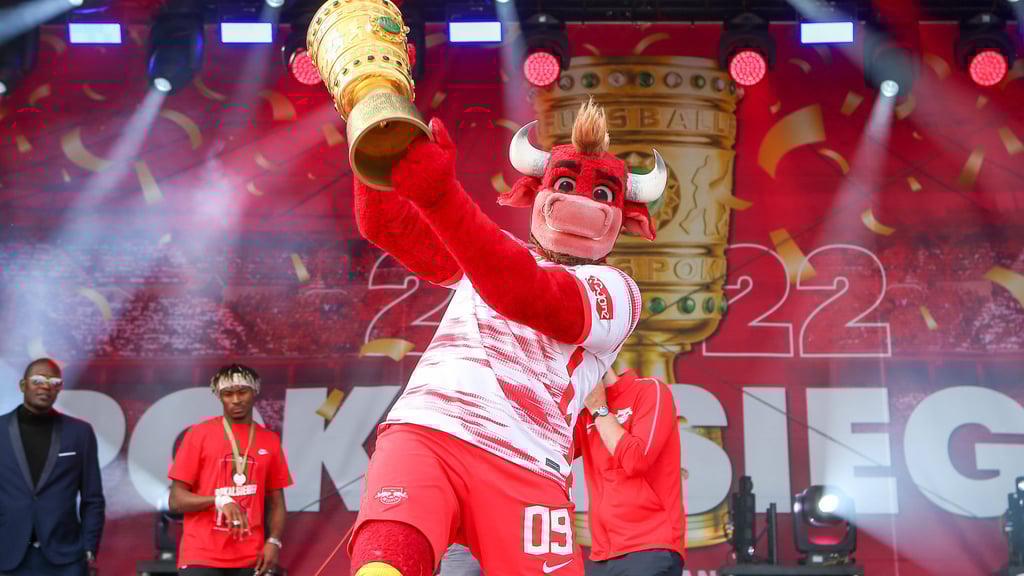Maskottchen Bulli mit dem Pokal.