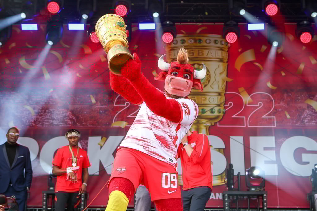 Maskottchen Bulli mit dem Pokal.