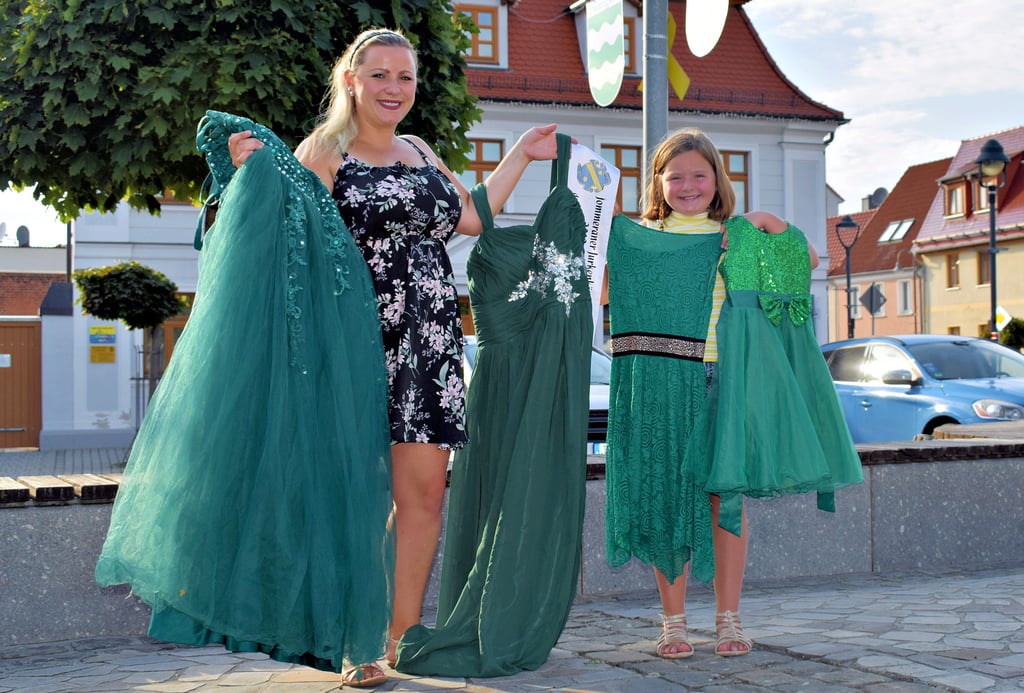 Zum letzten Mal tragen Ulrike Klein und ihre Tochter Samira beim Jommeraner Jurkenmarkt 2022 ihre Kleider als Gurkenkönigin und Gurkenprinzessin von Gommern.