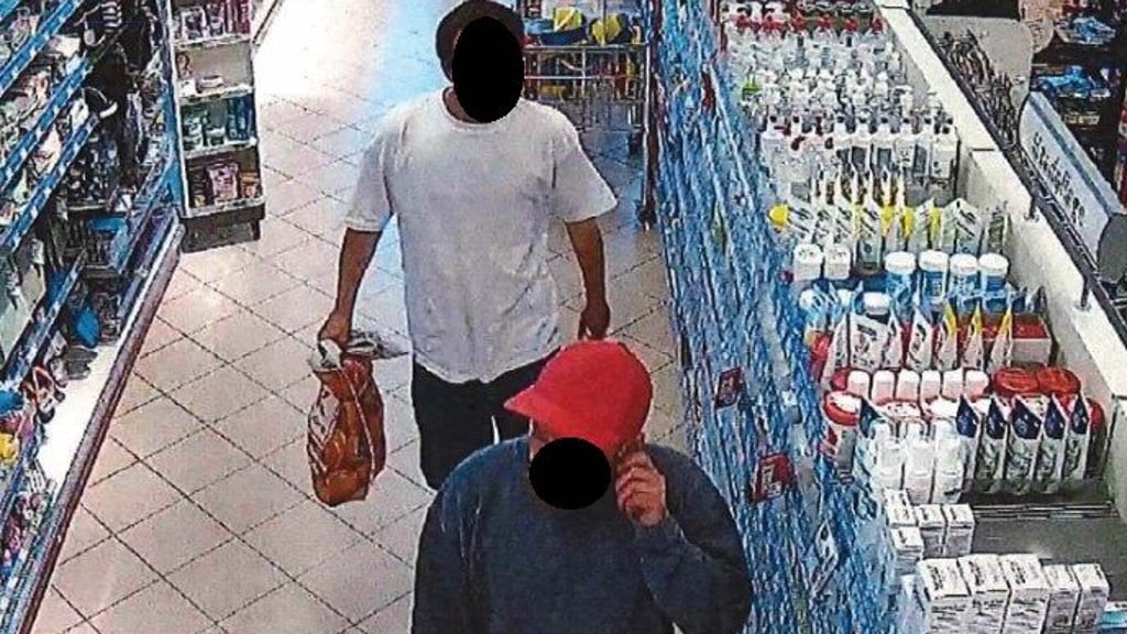 Diese beiden Männer stehen im Verdacht, in einer Magdeburger Drogerie Parfüm im Wert von über 1000 Euro geklaut zu haben. Wer hat sie gesehen? Bild: