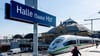 Die Schnellfahrstecke Berlin-München über Halle ist eine der Prestigestrecken der Bahn. Die Fahrzeit des ICE-Zuges beträgt rund vier Stunden.