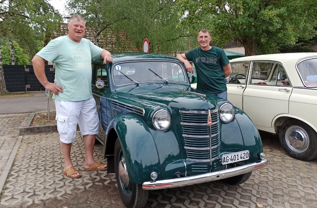 Ronald Schenk (links) und Alexander Walter mit dem Schweizer Moskwitsch von 1954.