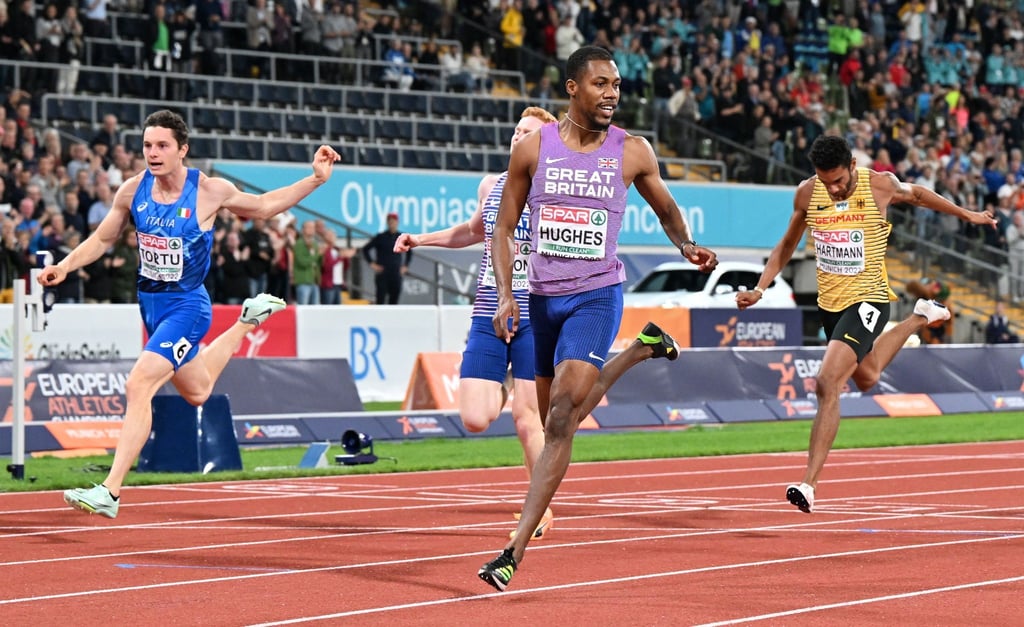 Joshua Hartmann (r) beendet das Finale über 200 Meter als Fünfter.