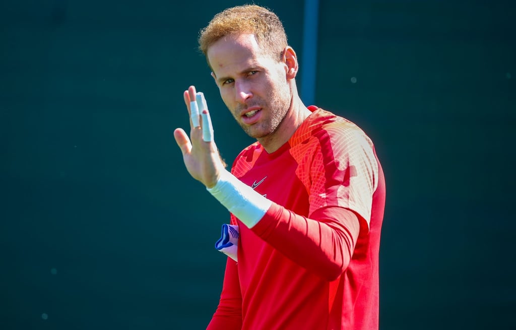 Leipzigs Torwart Peter Gulacsi kommt zu einer Trainingseinheit.