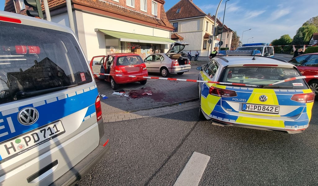 Einsatzfahrzeuge der Polizei steen am abgesperrten Tatort.