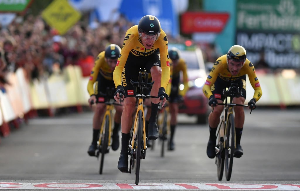 Robert Gesink führt das Team Jumbo-Visma beim Vuelta-Auftakt über den Zielstrich.