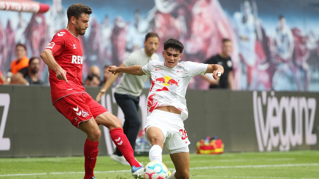 Schwerer Stand: RB Leipzigs Youngster Hugo Novoa gegen Routinier Jonas Hector.