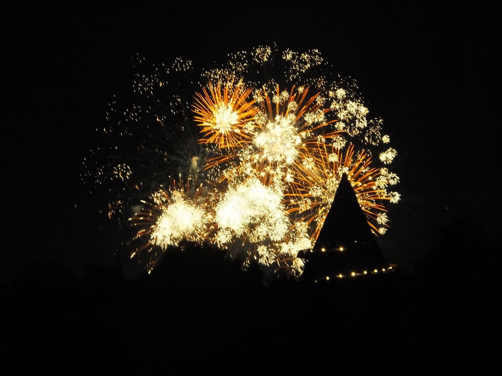 Blick über den Jahrtausendturm auf das Feuerwerk der Pyrogames im Magdeburger Elbauenpark.