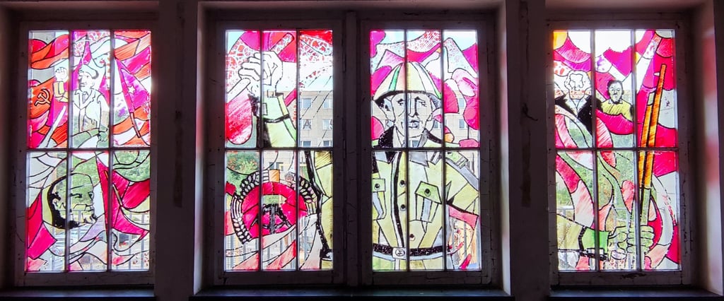 Marx, Lenin und Kalaschnikow: Ein Fenstergemälde in derHeidekaserne Bad Düben