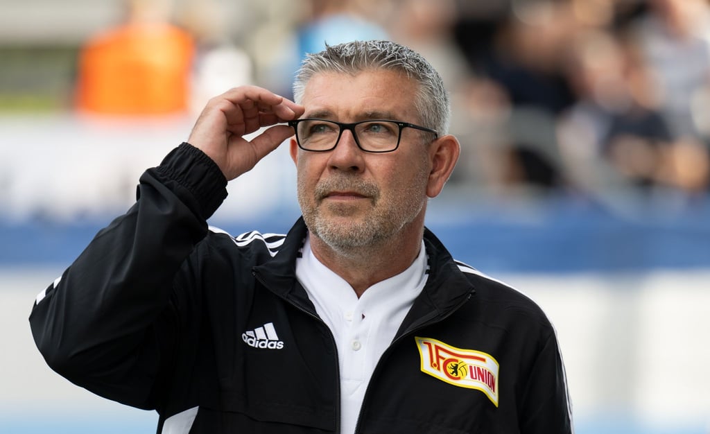 Union Trainer Urs Fischer steht vor einem Spiel im Stadion.