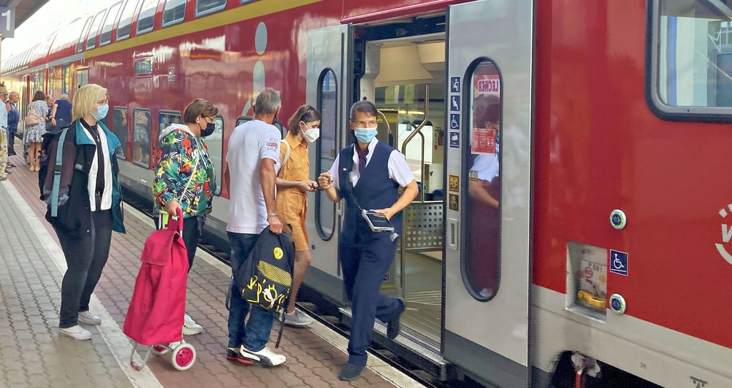 Mit dem Pilotprojekt sollen Berliner animiert werden, nach Burg zu ziehen. Dafür werden Kosten für Bahntickets für ein Jahr erstattet. Burg und Berlin sind über den Regionalexpress RE 1 verbunden.