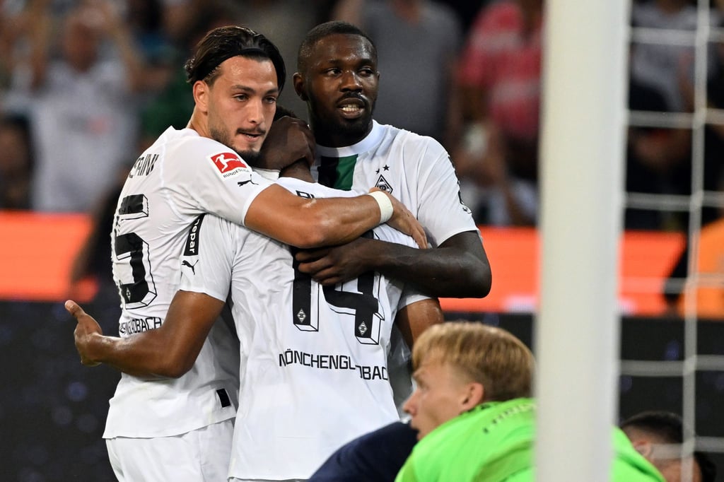 Gladbachs Ramy Bensebaini (l-r), Alassane Plea und und Marcus Thuram feiern das 1:0 per Elfmeter.