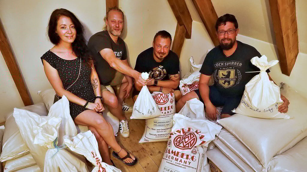 Babett Mühlstädt freut sich mit Andreas Hornbogen, ihrem Mann Jan und Brauer Christian Legeler (v.l.) auf das erste Mühlenbräu.