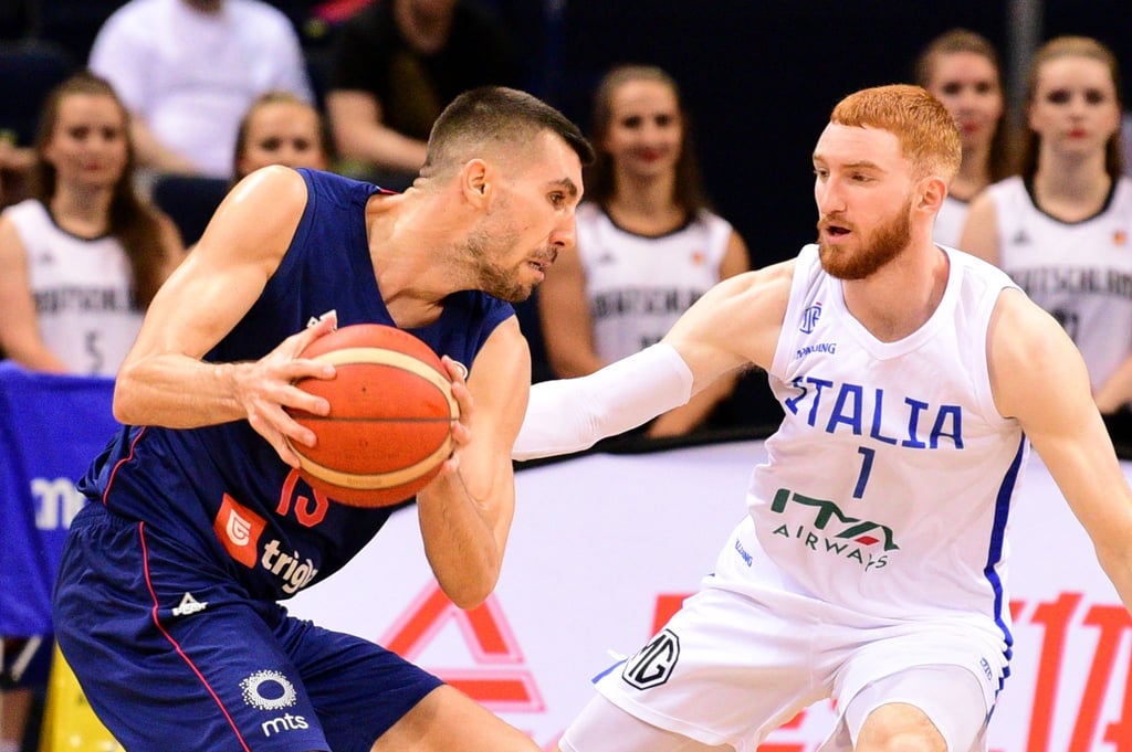 Der Italiener Niccolo Mannion (r) versucht den Serben Ognjen Jaramaz den Ball abzunehmen.