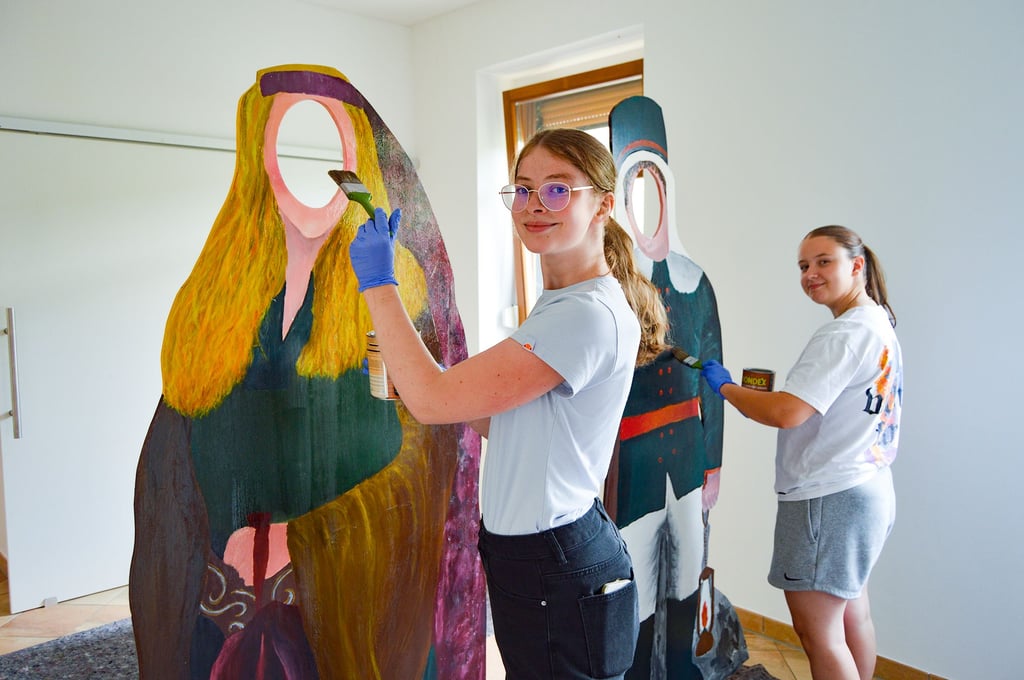 Emma (l.) und Celina vom Agricolagymnasium sind gerade dabei, zwei Figuren für die Ausstellung fertig zu streichen.