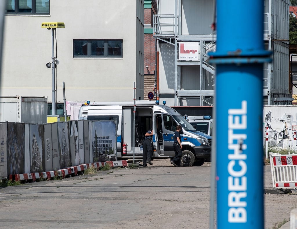 Ein Einsatzfahrzeug der Polizei steht an der Baustelle, auf der die Bombe gefunden wurde.