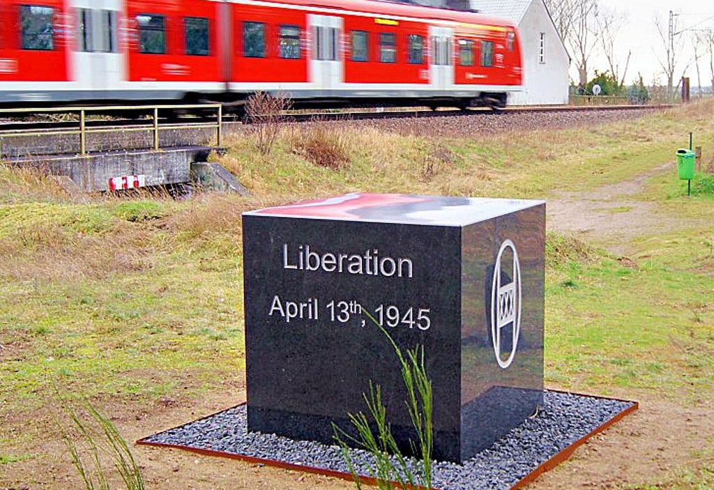 Dieser Gedenkstein an den Bahngleisen in Farsleben erinnert an die Befreiung.